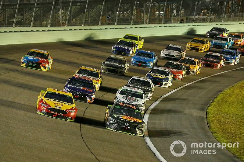 Joey Logano, Team Penske, Ford Fusion Shell Pennzoil and Martin Truex Jr., Furniture Row Racing, Toyota Camry Bass Pro Shops/5-hour ENERGY