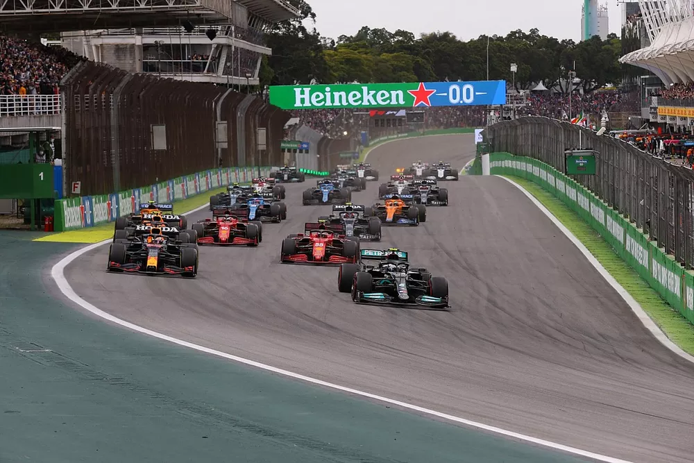 Valtteri Bottas, Mercedes W12, Max Verstappen, Red Bull Racing RB16B, Sergio Perez, Red Bull Racing RB16B, Carlos Sainz Jr., Ferrari SF21, and the rest of the field at the start