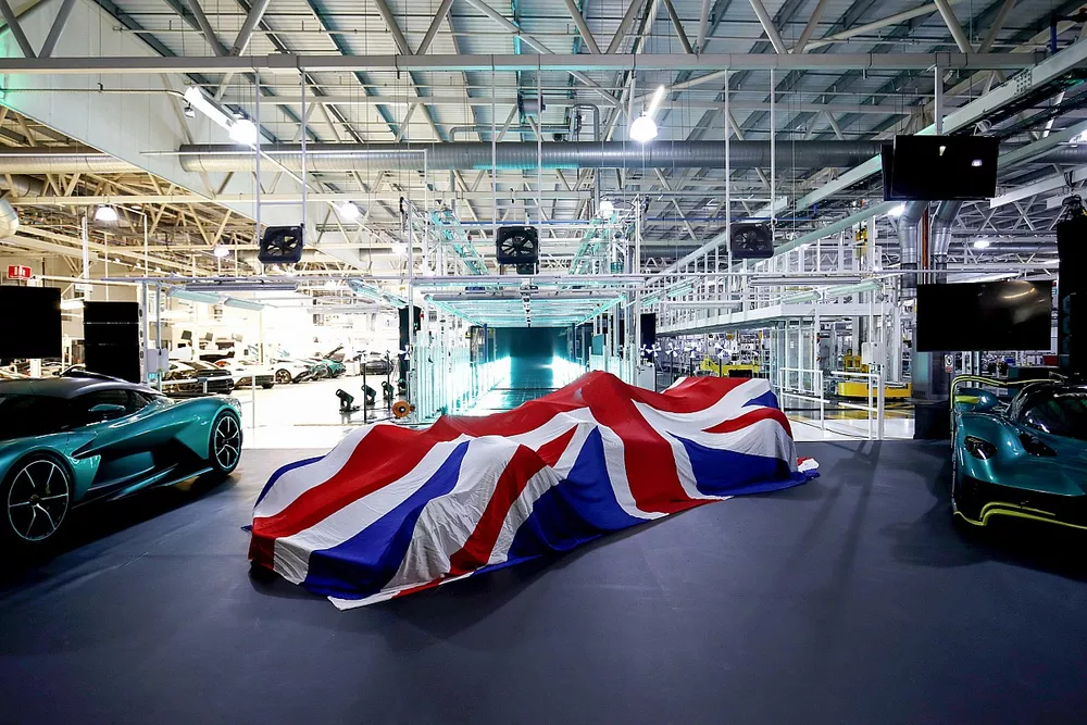 L'Aston Martin AMR22 sotto la bandiera del Regno Unito