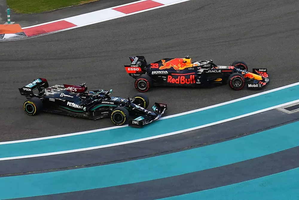 Max Verstappen, Red Bull Racing RB16B, lucha con Lewis Hamilton, Mercedes W12