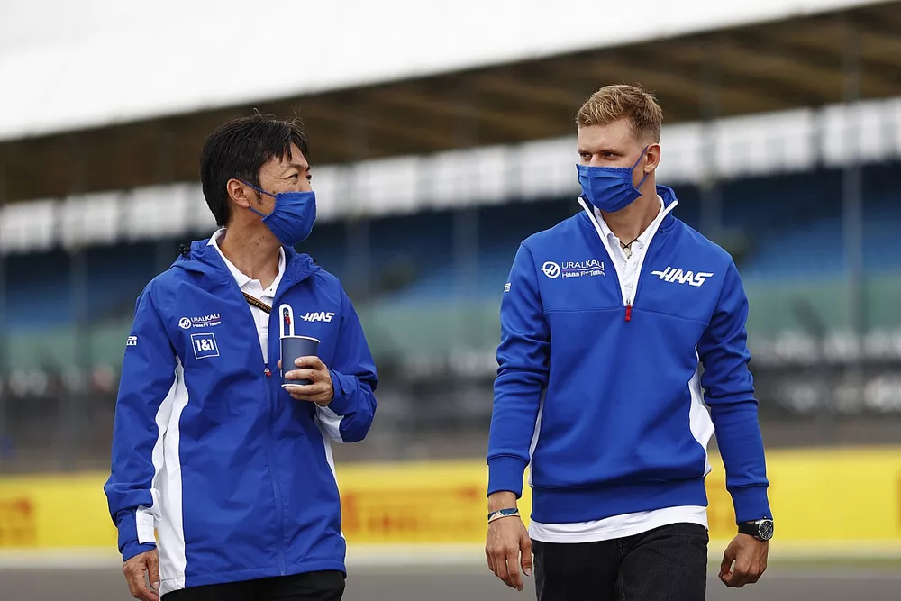 Mick Schumacher, Haas F1, and Komatsu Ayao, Haas Chief Race Engineer