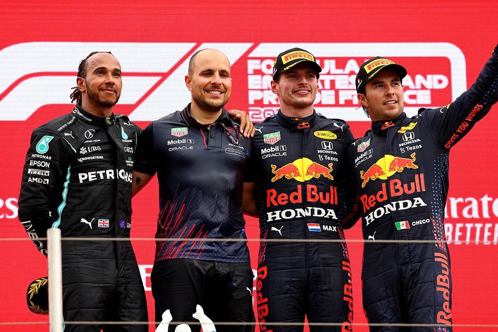 Podio: segundo lugar Lewis Hamilton, Mercedes, Gianpiero Lambiase, ingeniero de carrera de Red Bull Racing, ganador Max Verstappen, Red Bull Racing, tercer lugar Sergio P&eacute;rez, Red Bull Racing