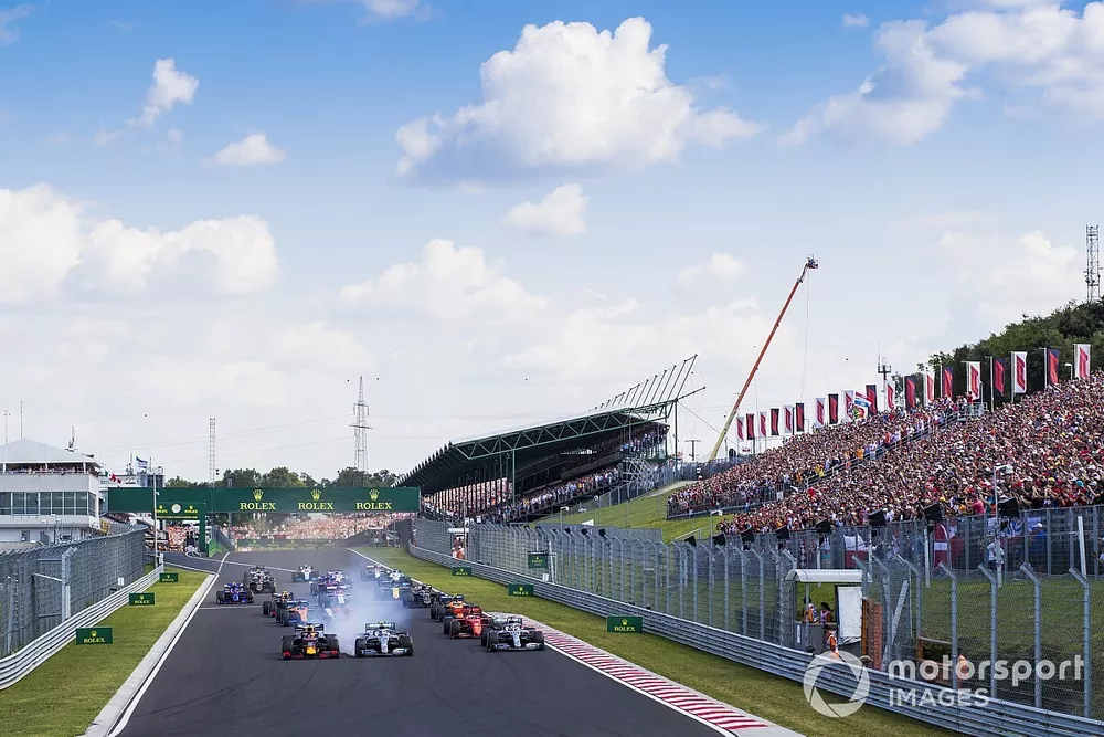 Max Verstappen, Red Bull Racing RB15, leads Valtteri Bottas, Mercedes AMG W10, Lewis Hamilton, Mercedes AMG F1 W10, and the rest of the field at the start
