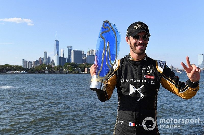 Campeón Fórmula E 2018/2019 Jean-Eric Vergne, DS TECHEETAH, con el trofeo