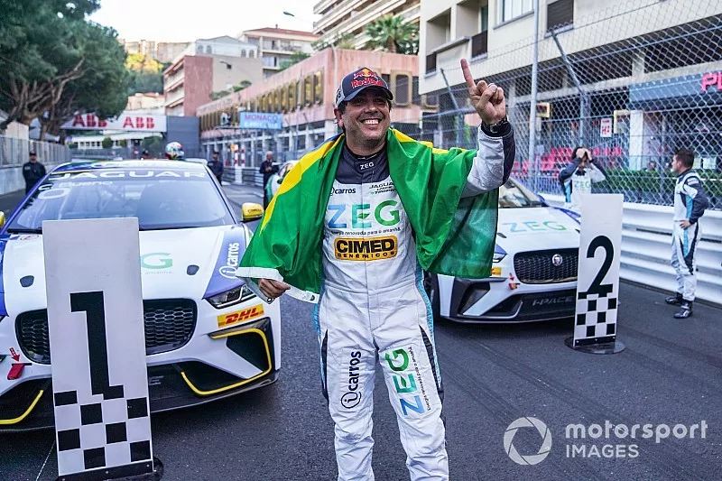 Cac&aacute; Bueno, Jaguar Brazil Racing celebrates victory in parc ferme
