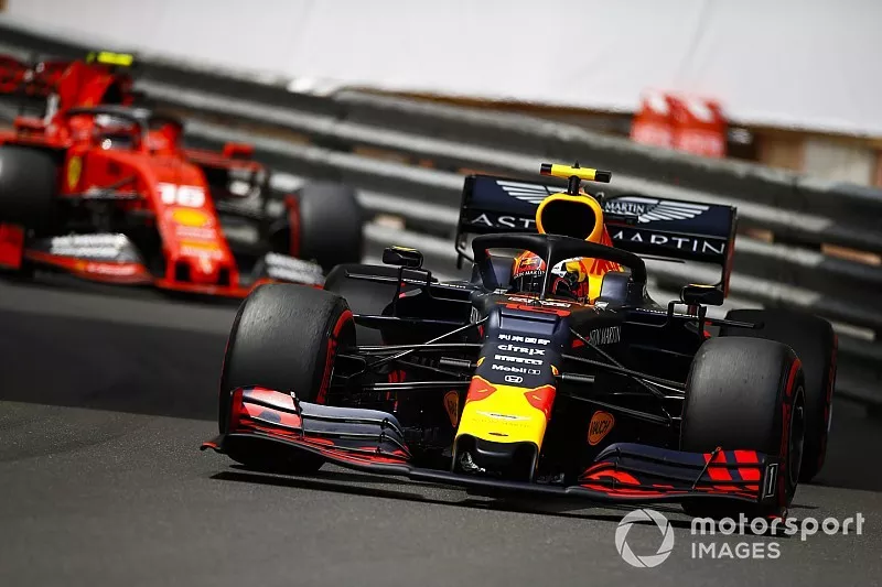 Pierre Gasly, Red Bull Racing RB15, devant Charles Leclerc, Ferrari SF90