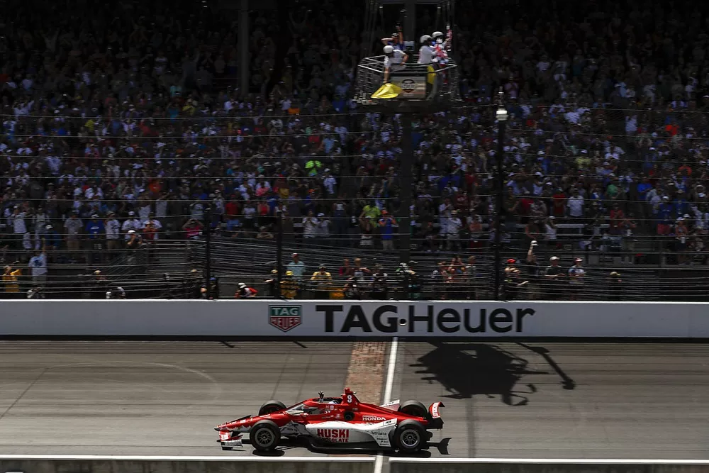 Marcus Ericsson, Chip Ganassi Racing Honda takes the yellow and checkered flags