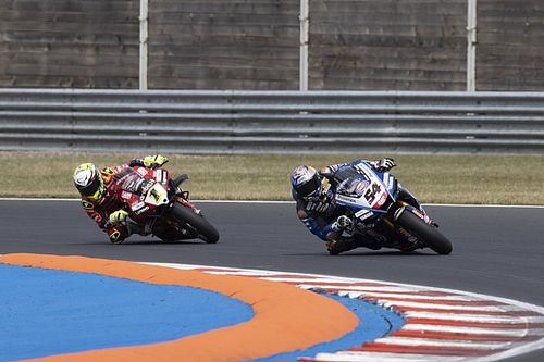 El neum&aacute;tico defectuoso que conden&oacute; a Razgatlioglu en el WSBK de Most