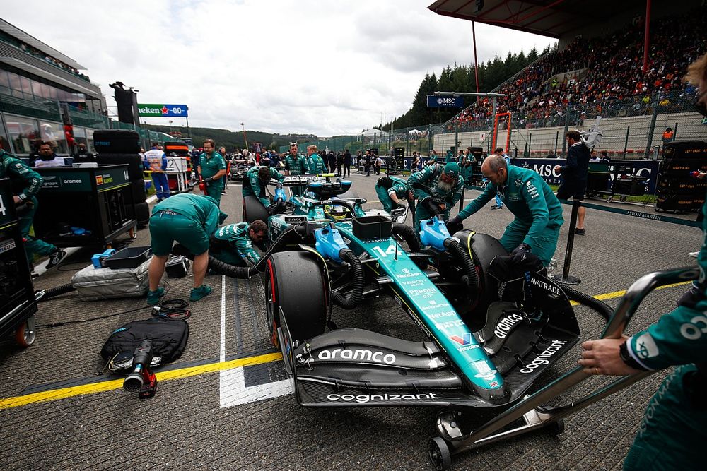 Mecánicos en la parrilla con el coche de Lance Stroll, Aston Martin AMR23