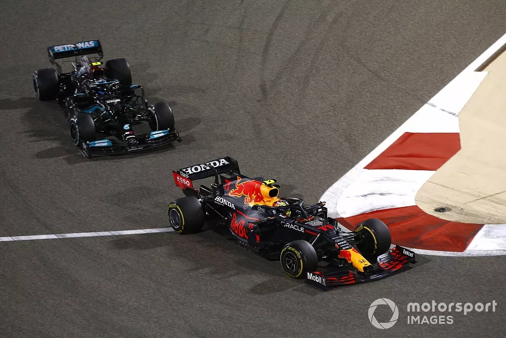 Sergio P&eacute;rez, Red Bull Racing RB16B, Valtteri Bottas, Mercedes W12