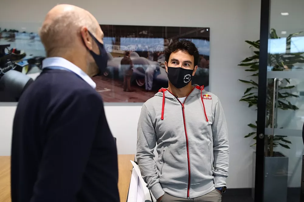 Sergio Pérez, Red Bull Racing con Christian Horner, Director del equipo Red Bull Racing y Adrian Newey, Director Técnico de Red Bull Racing