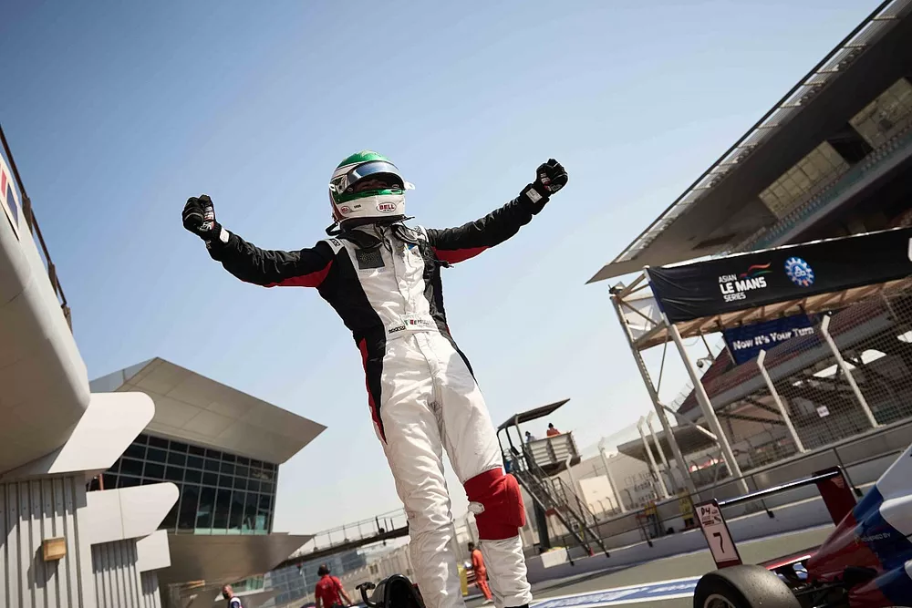 Enzo Trulli celebra su campeonato en la F&oacute;rmula 4 de los Emiratos &Aacute;rabes Unidos.