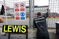 Hamilton critica a sus fans por abuchear a Verstappen "sin necesidad"