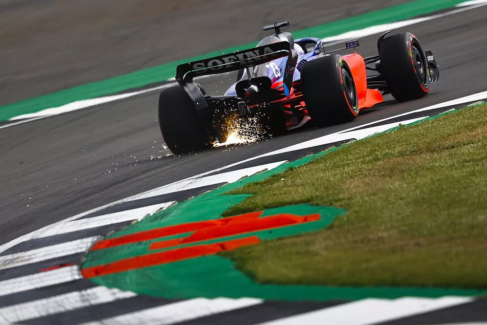 Alex Albon, Williams FW44, kicks up sparks