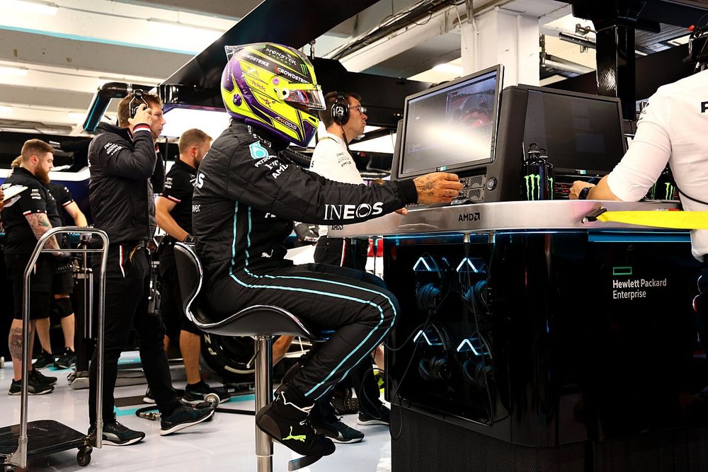Lewis Hamilton, Mercedes-AMG, bestudeert gegevens in de garage van het team