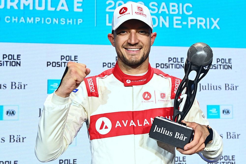Jake Dennis, Andretti Motorsport, con el premio de la pole Julius Baer