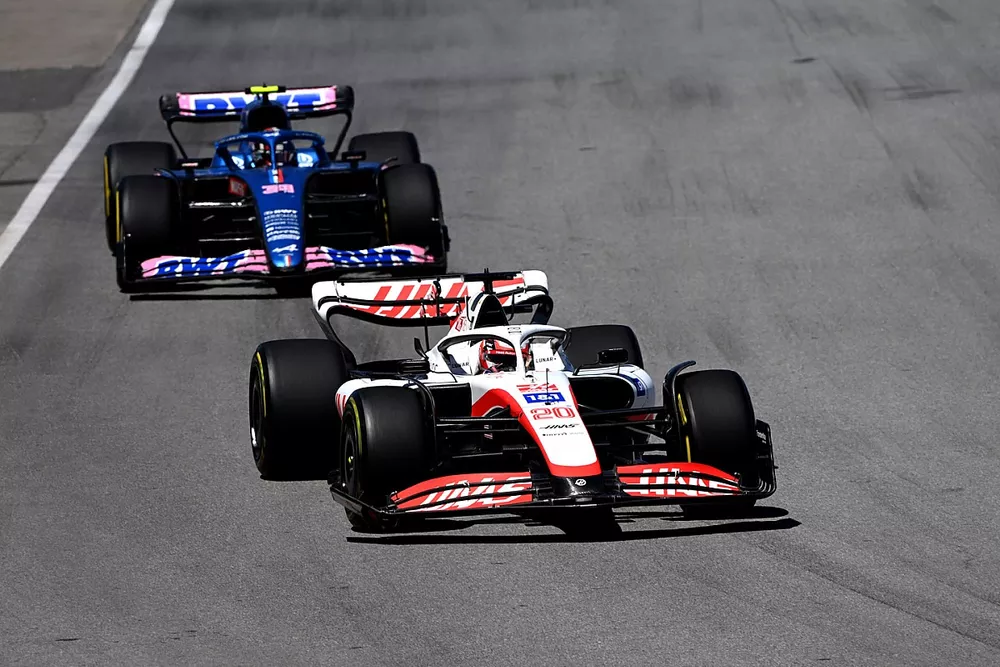 Kevin Magnussen, Haas VF-22, Esteban Ocon, Alpine A522