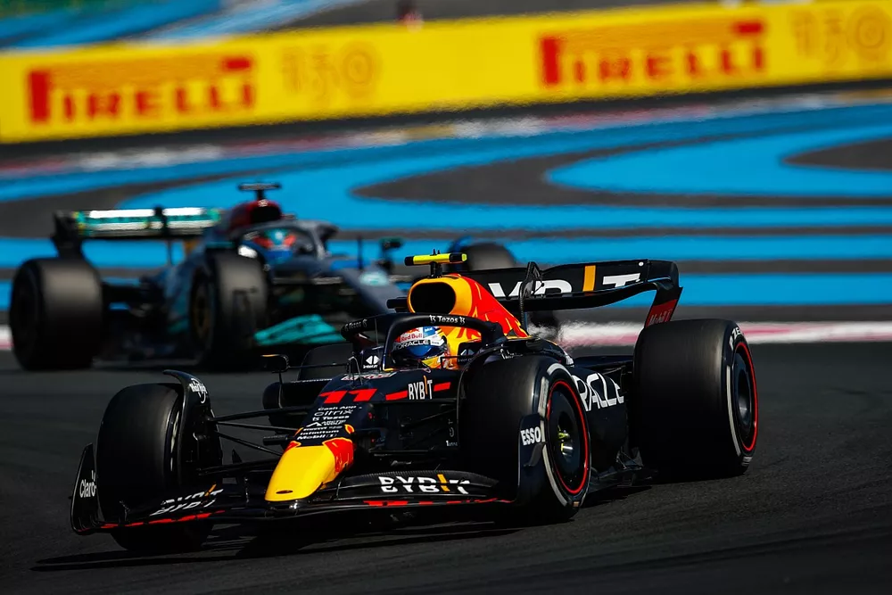 Sergio P&eacute;rez, Red Bull Racing RB18, George Russell, Mercedes W13