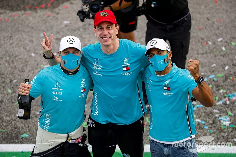 Ganador Lewis Hamilton, Mercedes-AMG F1, segundo Valtteri Bottas, Mercedes-AMG F1,Toto Wolff, Director Ejecutivo Mercedes AMG celebra el s&eacute;ptimo t&iacute;tulo de constructores