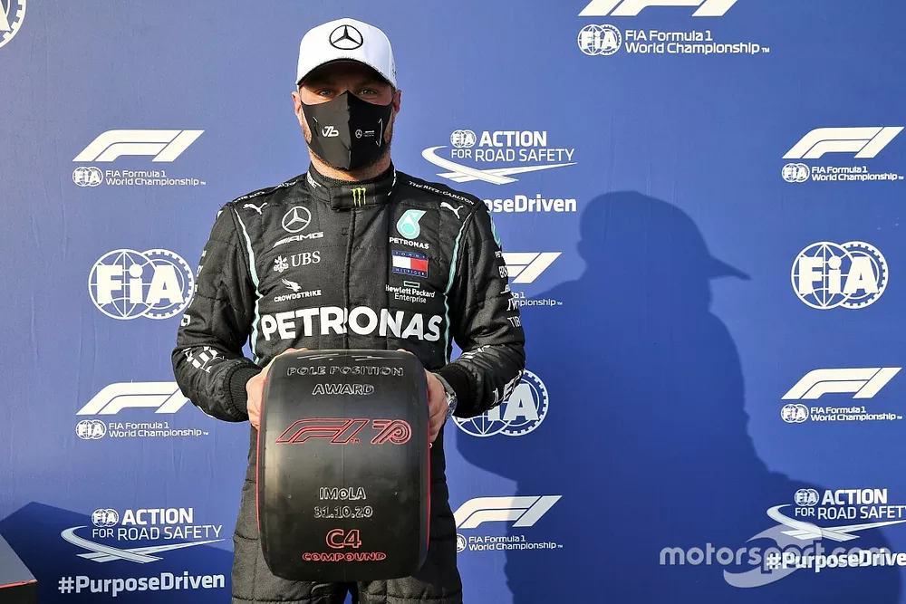 Valtteri Bottas, con il premio Pirelli Pole Position ad Imola