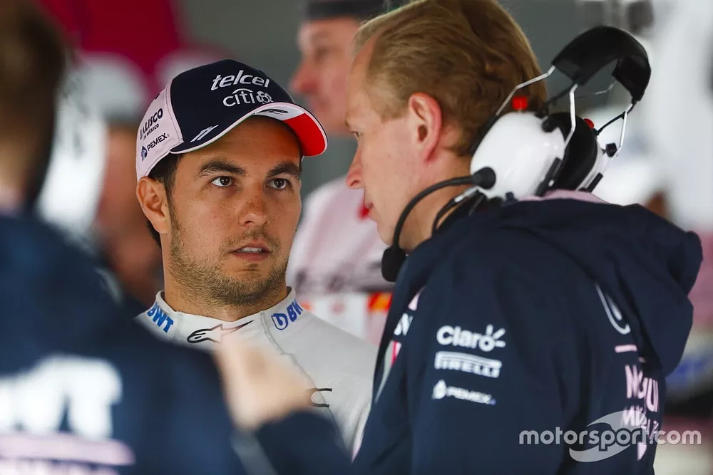 Sergio Perez, Force India, parle avec Andrew Green, directeur technique, Force India