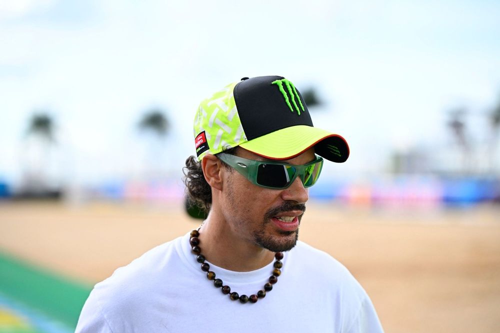 Franco Morbidelli em ação com sua moto da equipe VR46 Racing Team na pista