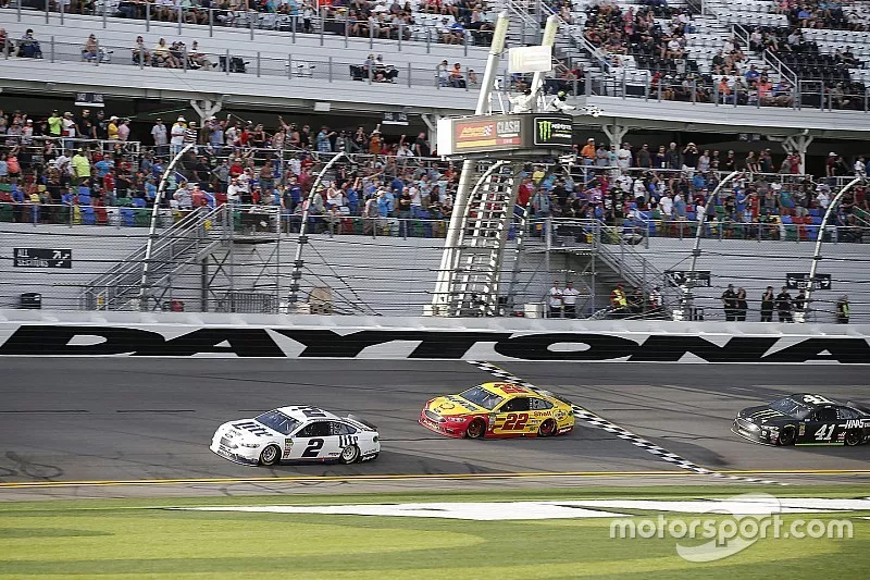 Brad Keselowski, Team Penske Ford Fusion takes the checkered flag