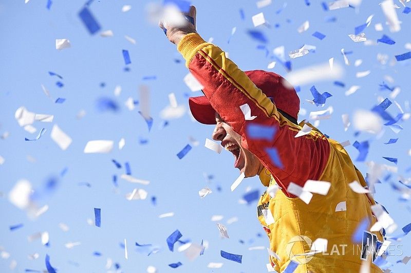 Ganador de la carrera Joey Logano, Team Penske, Ford Fusion Shell Pennzoil