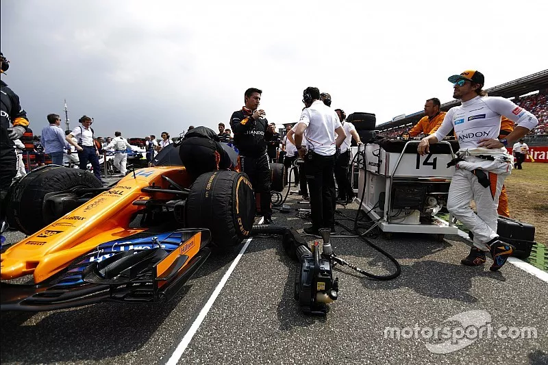 Fernando Alonso, McLaren MCL33, soon the grid