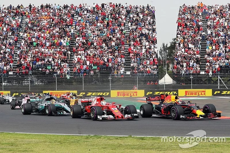 Start: Max Verstappen, Red Bull Racing RB13 voor Sebastian Vettel, Ferrari SF70H