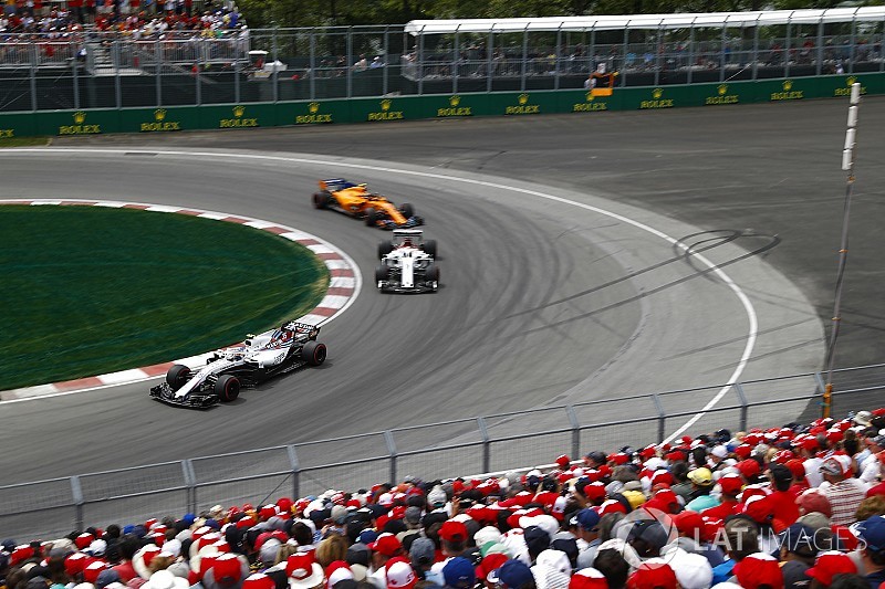 Vandoorne baalt van lekke band: