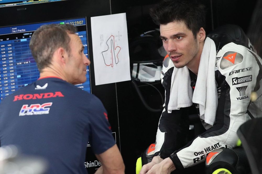 Alberto Puig, team principal del Repsol Honda Team, con Joan Mir