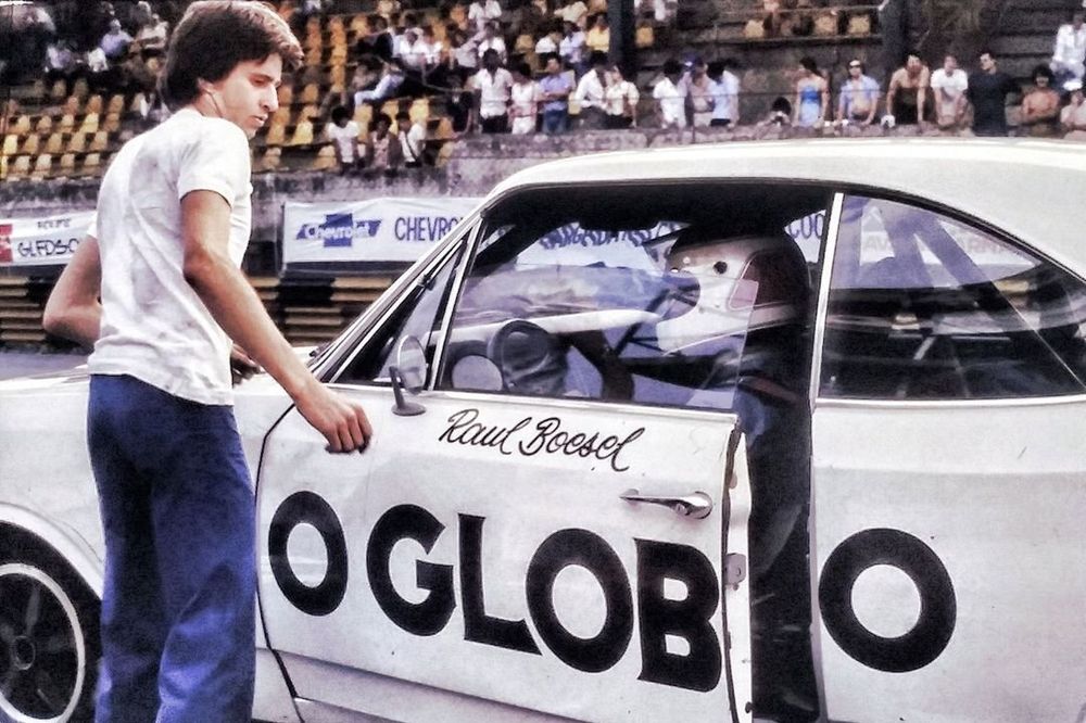 Rosinei Campos, o Meinha, em 1979, ao lado do carro de Raul Boesel