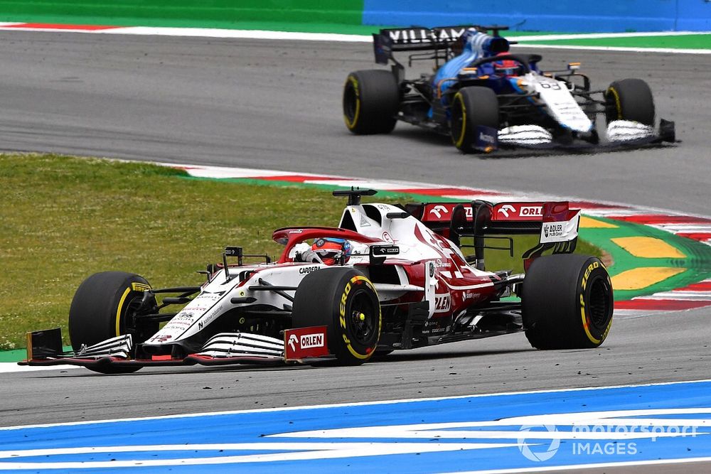 Kimi Raikkonen, Alfa Romeo Racing C41, George Russell, Williams FW43B