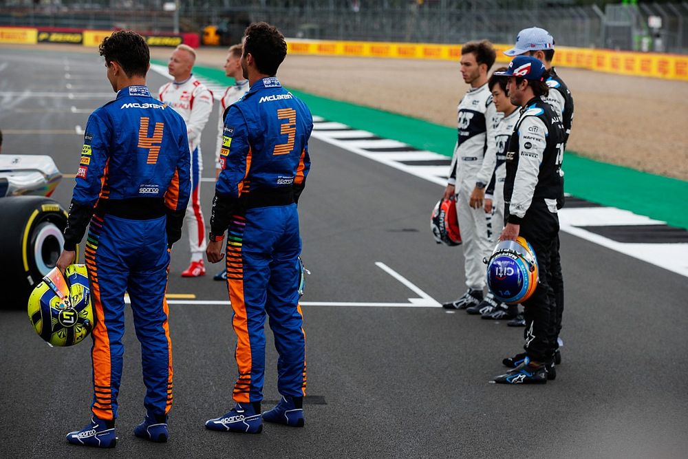 Lando Norris, McLaren, Nikita Mazepin, Haas F1, Mick Schumacher, Haas F1, Daniel Ricciardo, McLaren, Pierre Gasly, AlphaTauri, Yuki Tsunoda, AlphaTauri, Fernando Alonso, Alpine F1 y Esteban Ocon, Alpine F1 en el evento de lanzamiento del coche de Fórmula 1 de 2022 en la parrilla de Silverstone