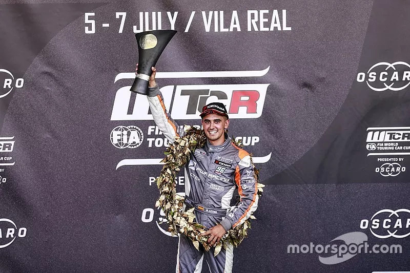 Podium: Race winner Mikel Azcona, PWR Racing CUPRA TCR