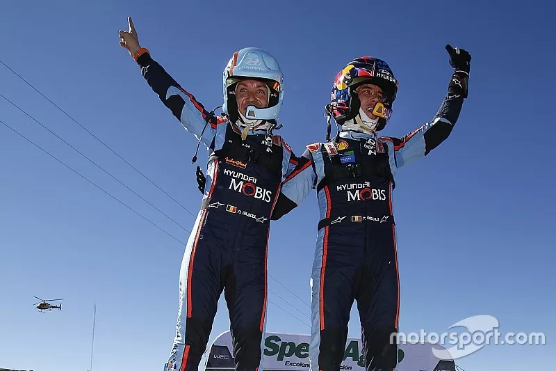 Thierry Neuville, Nicolas Gilsoul, Hyundai Motorsport Hyundai i20 Coupe WRC celebrate their victory