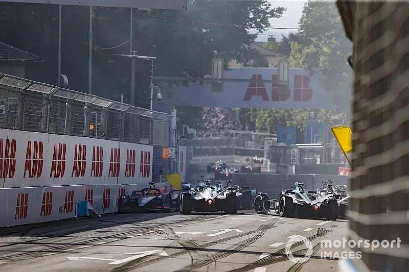 La montonera de la salida: Robin Frijns, Envision Virgin Racing, Audi e-tron FE05 Gary Paffett, HWA Racelab, VFE-05, Oliver Rowland, Nissan e.Dams, Nissan IMO1, Andre Lotterer, DS TECHEETAH, DS E-Tense FE19 
