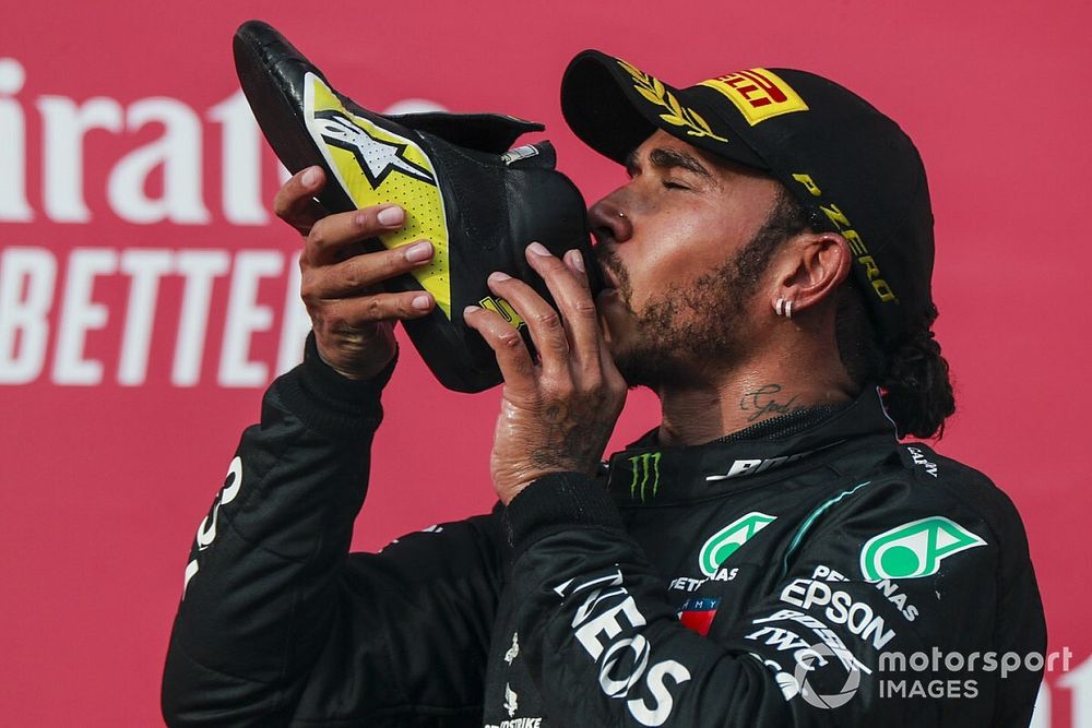 Podio: ganador de la carrera Lewis Hamilton, Mercedes-AMG F1 celebra tomando en un zapato