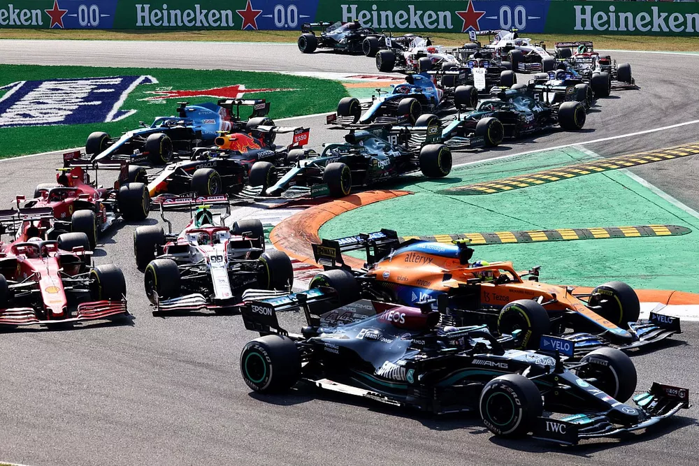 Lewis Hamilton, Mercedes W12, Lando Norris, McLaren MCL35M, Antonio Giovinazzi, Alfa Romeo Racing C41, Charles Leclerc, Ferrari SF21, Carlos Sainz Jr., Ferrari SF21, al inicio