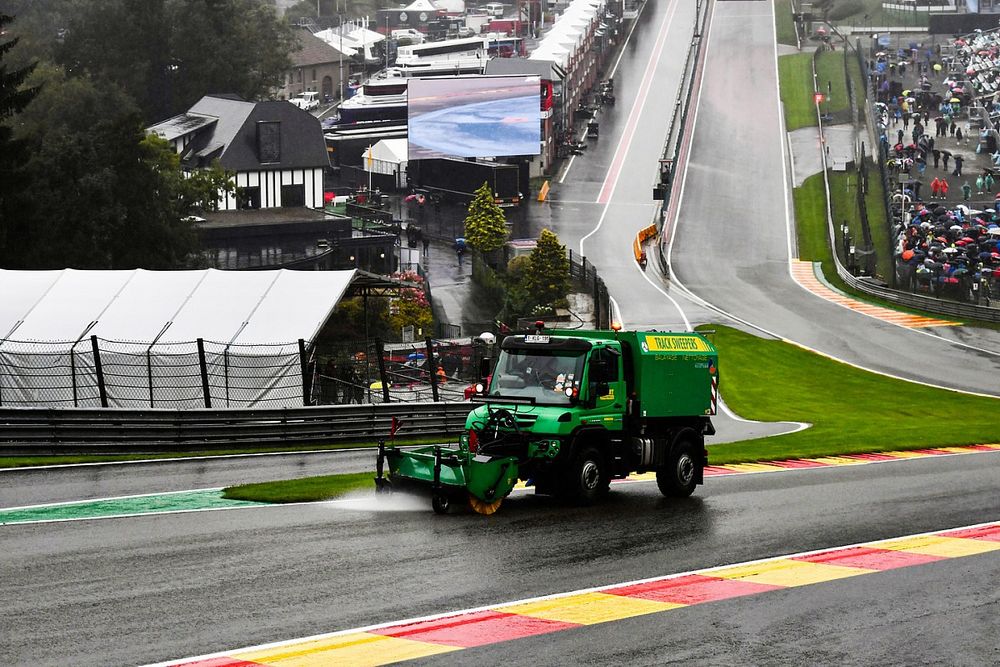 Un camión trata de secar el circuito de Spa
