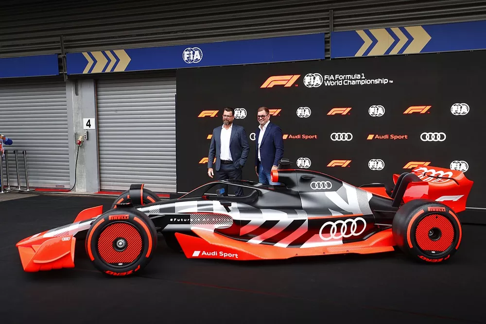 Oliver Hoffmann, Jefe de Desarrollo T&eacute;cnico de Audi Sport GmbH, con Markus Duesmann, Presidente del Consejo de Administraci&oacute;n de Audi AG con el nuevo Audi Sport F1 concept