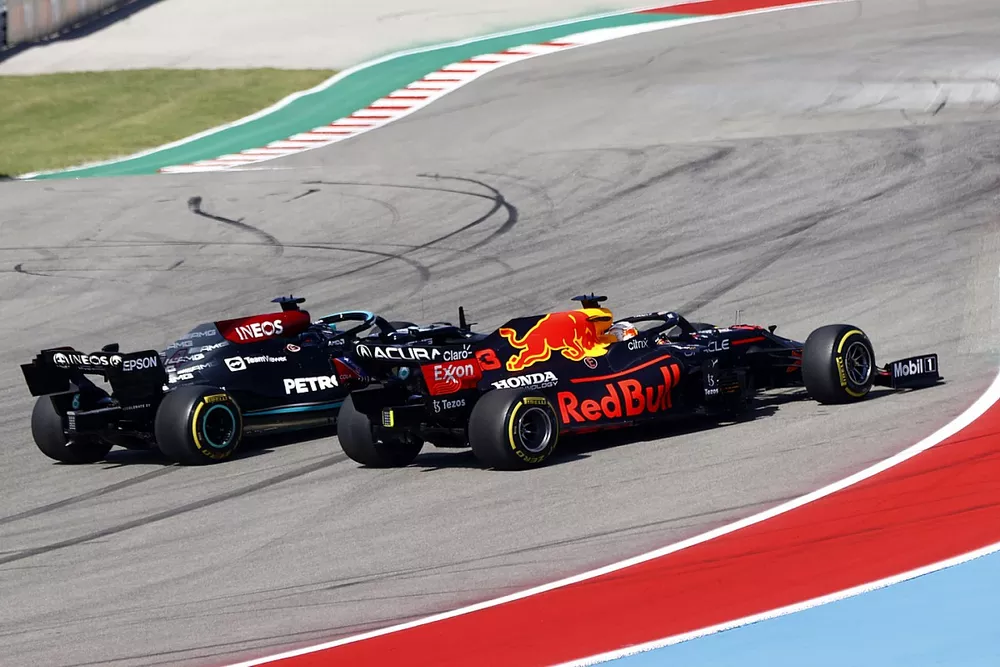Max Verstappen, Red Bull Racing RB16B, battles with Lewis Hamilton, Mercedes W12
