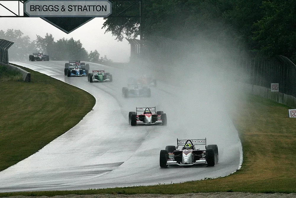 Bruno Junqueira leads