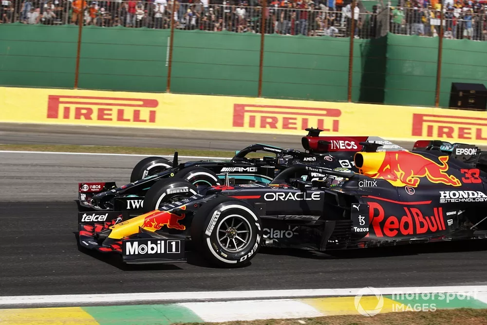Max Verstappen, Red Bull Racing RB16B, lucha con Lewis Hamilton, Mercedes W12