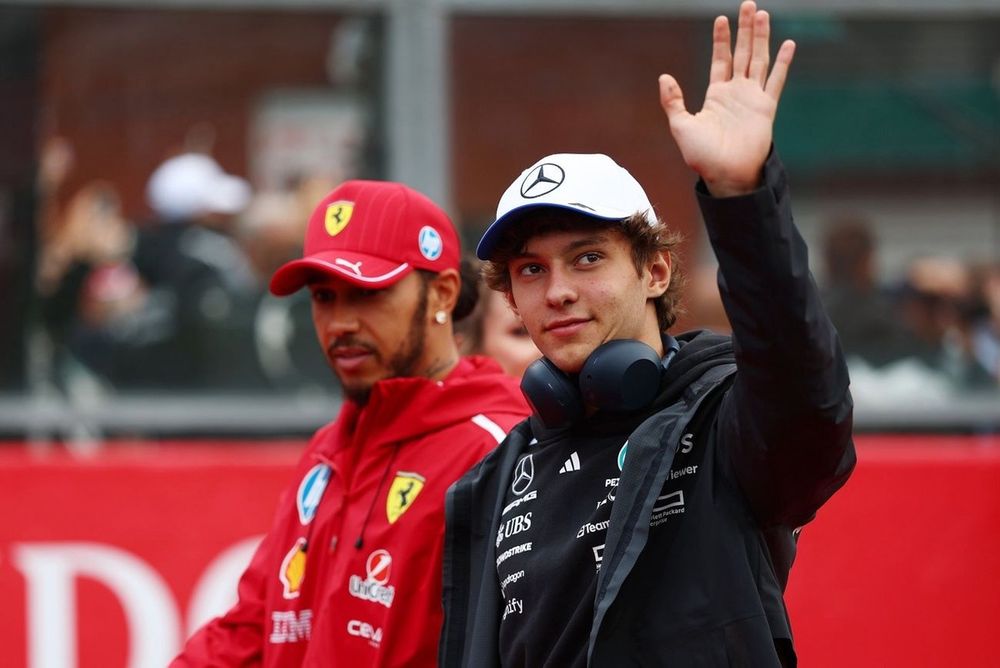 Russell: "A ida de Hamilton para a Ferrari é um novo começo positivo"