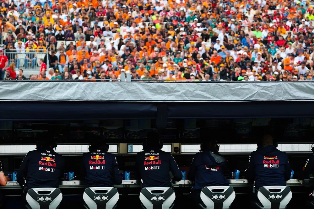 Red Bull Racing team on the pitcrew