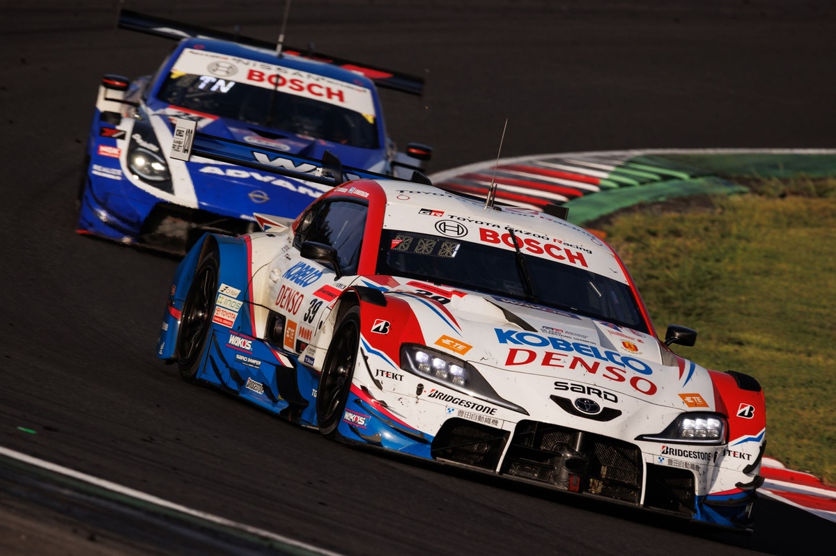 二本はゴールドサーメッとです。 ザ・ゴールデン・ヒストリー【初回限定盤A】 ももいろクローバー