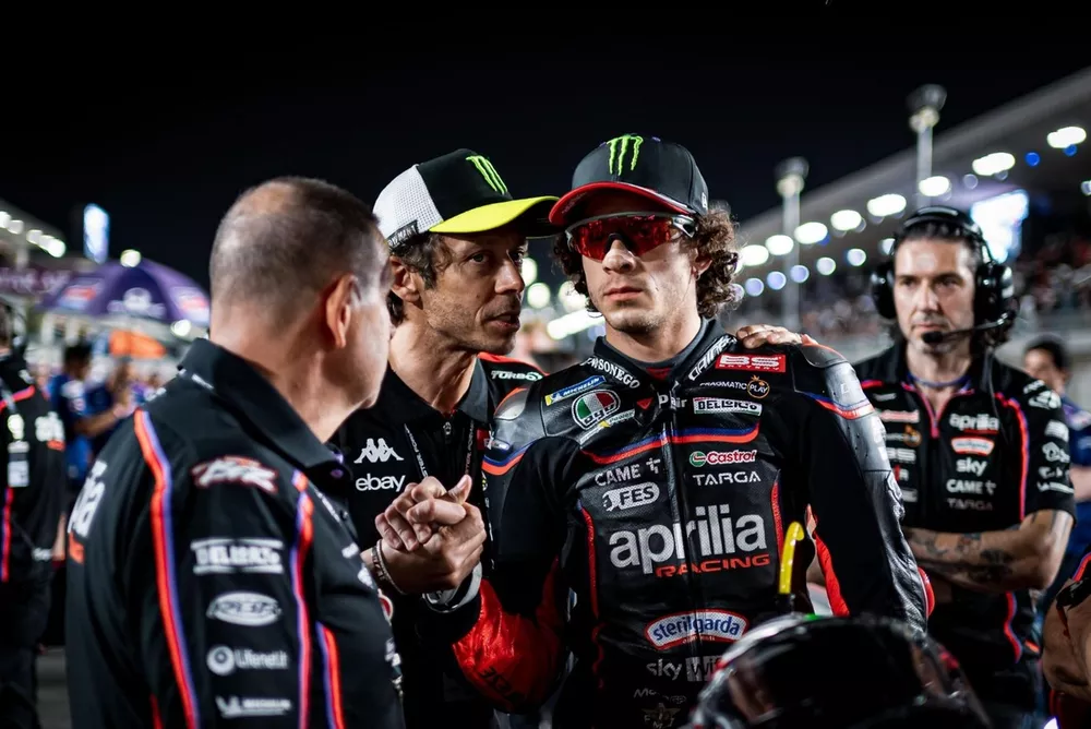Marco Bezzecchi, Aprilia, y Valentino Rossi Qatar 2025