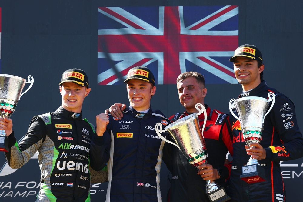 Podio: Luke Browning, Hitech TGR, segundo Joshua Durksen, AIX Racing, tercero Pepe Martí, Campos Racing, y Bradley Gill, mecánico de Hitech TGR